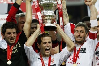 Stéphane Sarni au centre avec la Coupe de Suisse remportée en 2009
